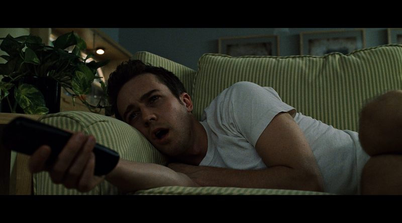 Una scena di Fight Club, con un insonne Tyler Durden