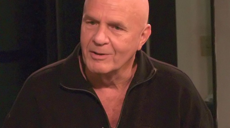 Il padre della motivazione, l'immenso Wayne Dyer [1940-2015] - "Una persona felice è intelligente"