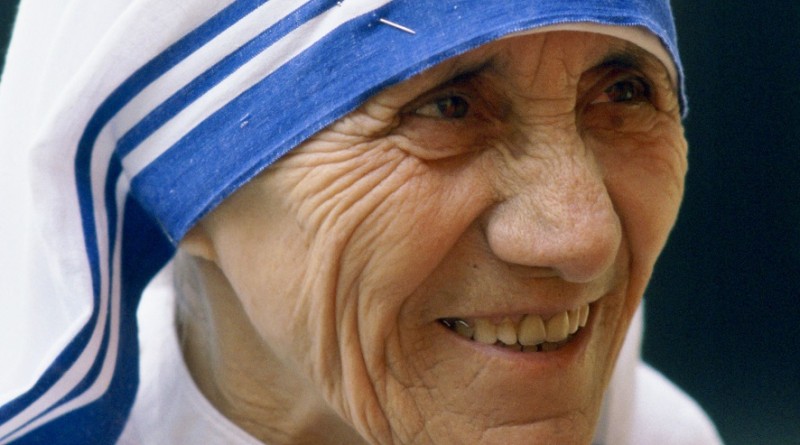 Non possiamo sempre fare grandi cose nella vita, ma possiamo fare piccole cose con grande amore. ... Madre Teresa di Calcutta